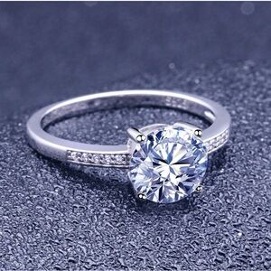 Elegant Silver Ring with Clear Gemstone